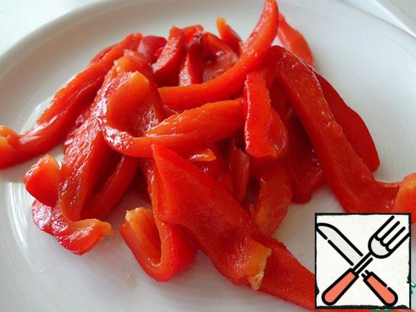 Take out the seeds, cut the pepper into strips, do not pour the juice, send to the chopped pepper.