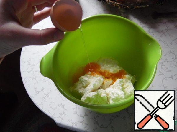 Prepare our products. The recipe is very simple and unpretentious.
Add eggs to cottage cheese,