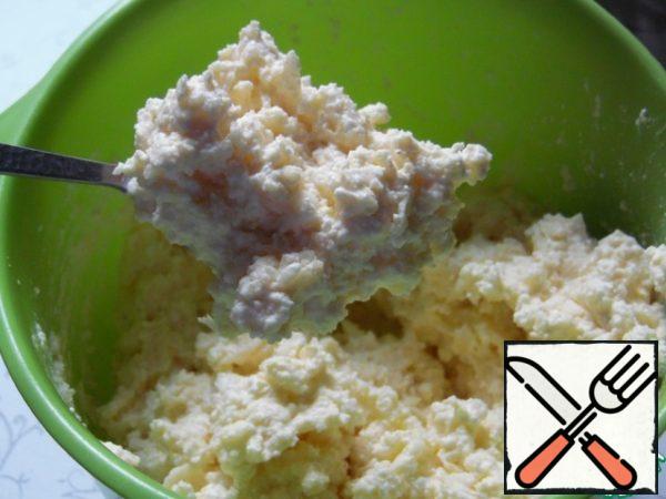 Carefully mix our apple into the curd mass. That's what we got in the end.
