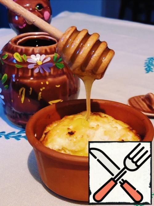 Our pudding is ready! It's best to eat with honey when it's still warm. Do have a tes, call the family and enjoy.
Bon appetit and Sunny spring!