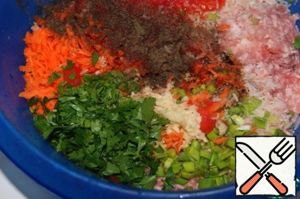 Add onion, garlic passed through a press, rice (I didn't steam it because I used jasmine), parsley and mint, grated tomatoes and carrots, soy sauce, ground black pepper and a little salt to the minced meat.
