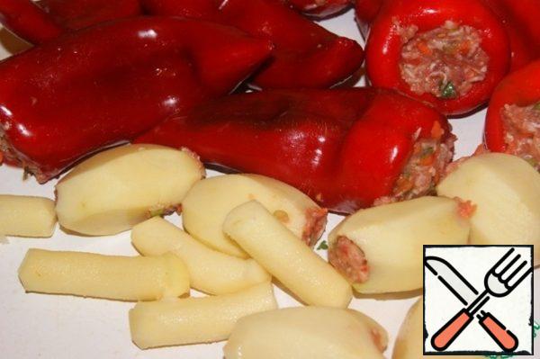 We fill the peppers with stuffing, I still have some meat left, and I stuffed potatoes.
