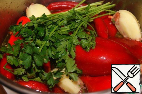 Put the peppers and potatoes in a saucepan and pour the broth so that it covers the vegetables a little more than half.
Put a couple of sprigs of parsley on top, add 10 pieces of allspice. Bring to a boil, reduce the heat to a minimum and cook for about 1 hour.