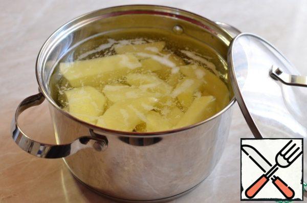 Peel the potatoes, cut them, pour cold water, add salt and boil until tender.

