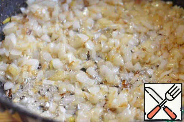 Peel the onion, cut into cubes and fry in vegetable oil until golden brown, add pepper.
