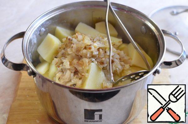 Drain the water from the finished potatoes, add the fried onion, mash into a puree.
