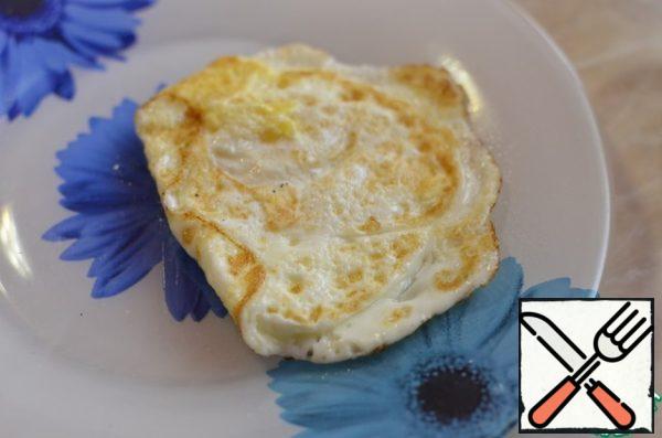 Fry 1 egg on both sides, you can take 2 eggs, it will be even tastier. when frying, lightly add salt to the egg.
