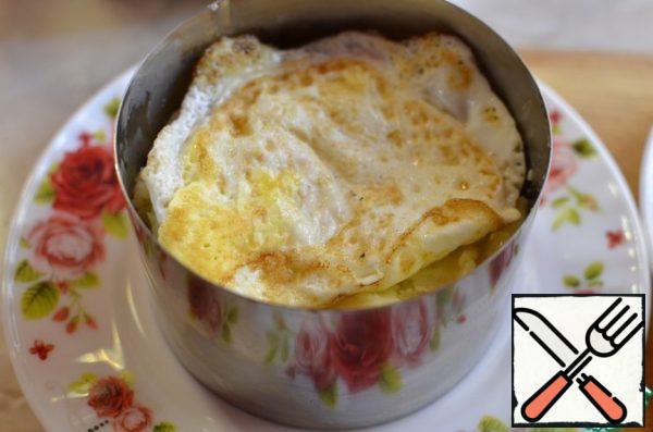Assemble the side, we will use the cooking ring. Put 2 tablespoons of potatoes, egg, 2 tablespoons of potatoes and press down. This will be an option to give up the lean supplement.
