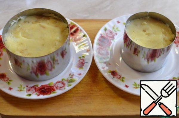 Put the mashed potatoes in another baking dish.
