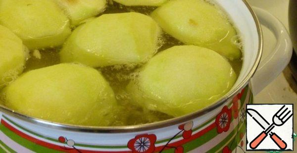 Add 3 peeled apples to the boiled potatoes. For convenience, I cut them into 4 parts. Cook until the potatoes are ready, about 25-35 minutes.
