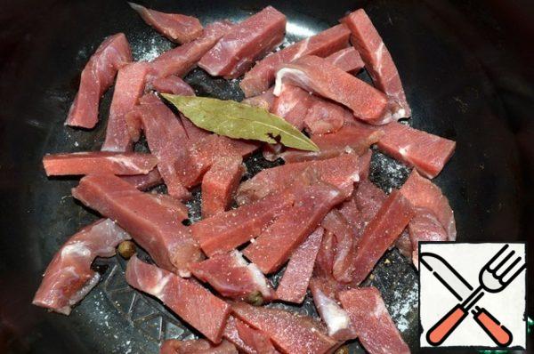 Cut the meat into strips and put it in a bowl of a slow cooker, add spices and salt. We set the extinguishing program for 50 minutes. You can simmer in a cauldron, periodically adding water, or use a ready-made stew.
