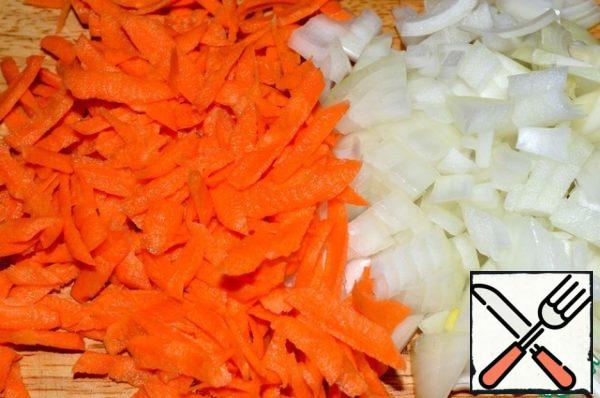 Peel and finely chop the onion, grate the carrots on a coarse grater.
