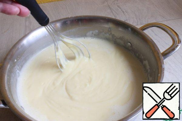 So, first, make the filling. Cook the pudding as written on the package. Or, as I do: 1 liter of milk mixed with 200 ml of cream, with 3 packets of pudding (38 g - 1 bag and 120 g of sugar and vanilla sugar. All mix well, put on fire and stirring, cook until thick.