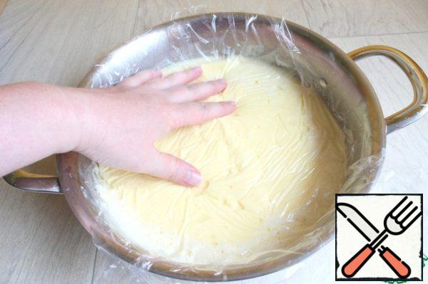 Ready-made pudding, cover with film and in the contact and remove it to cool.
