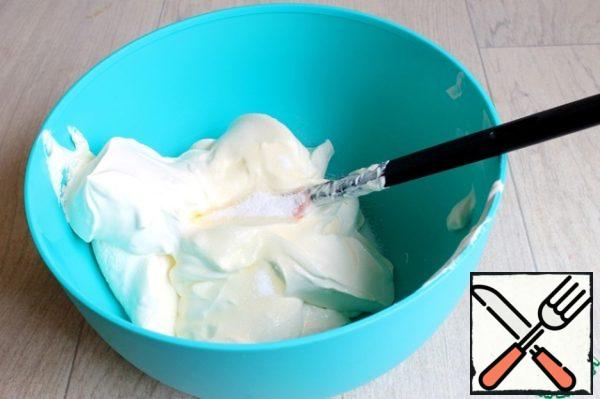 While the cake is being baked, make the filling. Mix sour cream (600 g) with sugar (60 g).
