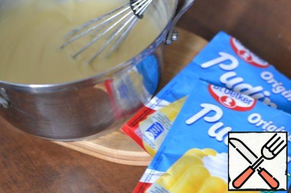 Prepare the filling.
2 to make milk pudding, whisk with a whisk so that there are no lumps.
Leave to cool completely.
