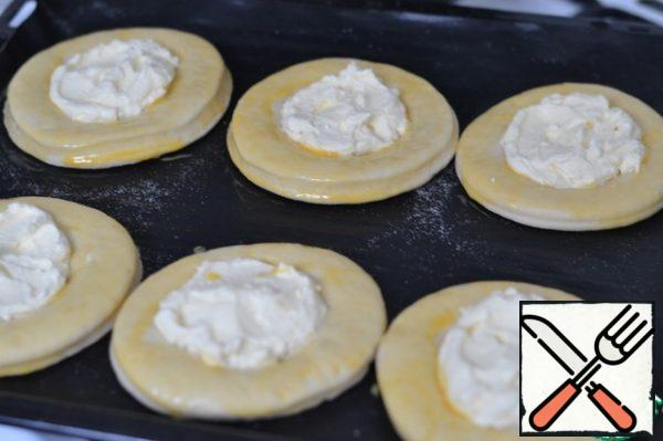In the middle of the cheese cake spread the filling.
Bake in a preheated oven for 25-30 minutes at 180 gr.
