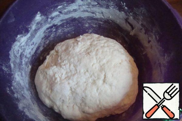 All mix well (you can mixer) and add 300-400 grams of flour. It's about 2 - 2.5 cups.
It took me 2.5 glasses.
Knead the dough into a ball and refrigerate for 15 minutes.