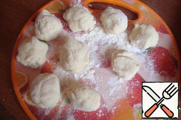 Remove dough and divide into 12-14 balls.
From each ball to make a cake, or Cup the hands and make a hole, put about 1 tbsp filling.