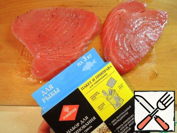 Defrost tuna steaks in the refrigerator in advance. Mix the grilled fish seasoning with vegetable oil and grate the steaks, leave at room temperature for at least 30 minutes.
