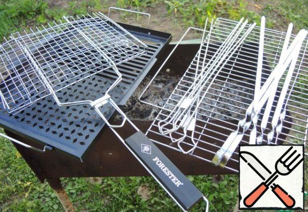 Blanch the green beans for 5 minutes in boiling water and discard in a colander. The chopped firewood from the barbecue set should be soaked in water in advance.
