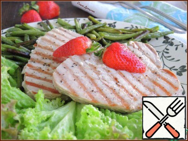 Put lettuce leaves on a dish, sprinkle them lightly with lemon juice, put tuna steaks on top, next to the beans, and serve immediately.