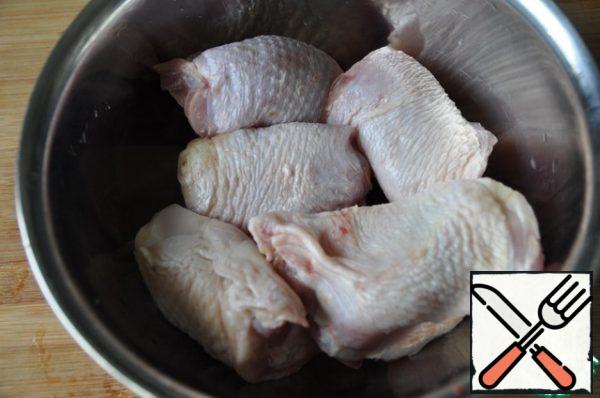 To prepare take chicken thighs, wash, dry with a paper towel.