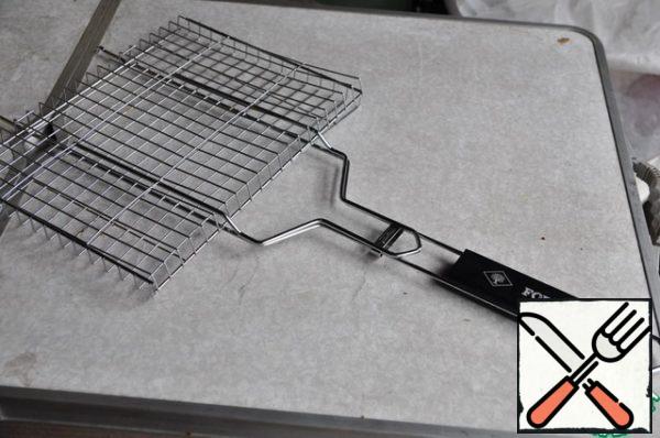 To cook the thighs, take the grill from Forester. The radiator grille is very comfortable. It is roomy, you can cook for a large company, it has a very comfortable long handle and a reliable lock.
