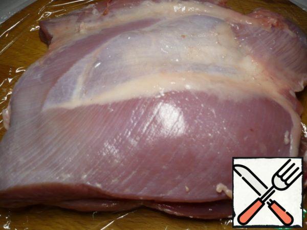 To prepare this dish, take dishes from turkey thighs. Remove the bones and skin.
