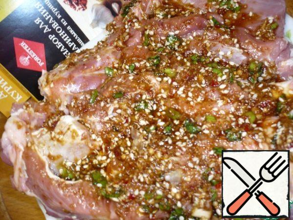 The meat is kneaded with a fork over the entire surface and smeared with a well-cooked marinade.
