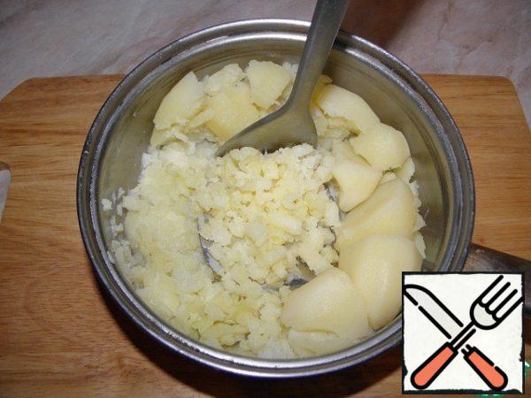 Boil the potatoes until tender (in salted water), drain the water, make mashed potatoes.
