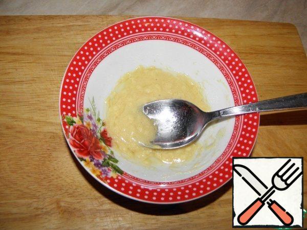 Prepare the dressing sauce in advance: combine olive oil, mustard, add lemon juice, garlic (passed through a press). Whisk everything well until smooth.
