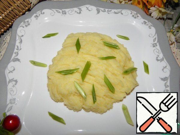 Serve hot, sprinkled with green onions.
Dear friends, we are all used to traditional mashed potatoes, I hope that this option will seem no less interesting to you. The puree turns out to be piquant and fragrant, well suited to fish, meat, and poultry.