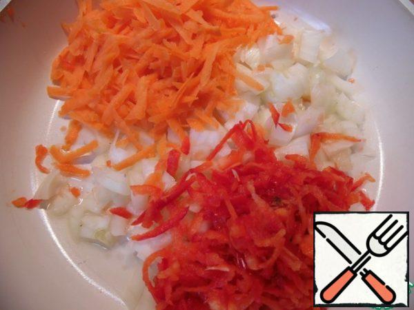 Grate carrots and peppers on a large grater, finely chop onions. Prepared vegetables fry in vegetable oil for 2-3 minutes.