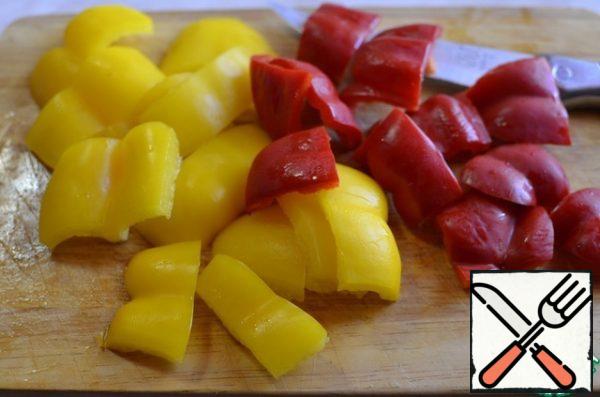 Cut the sweet pepper into large pieces.