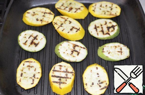 Preheat the grill pan and fry the zucchini in a dry frying pan without adding oil to make a mesh of zucchini.
Ie, fry on one side, then on the other and repeat the procedure with a change in the direction of the strips to get grids or squares))) Plus, this cooking will allow you to bake zucchini until fully cooked.