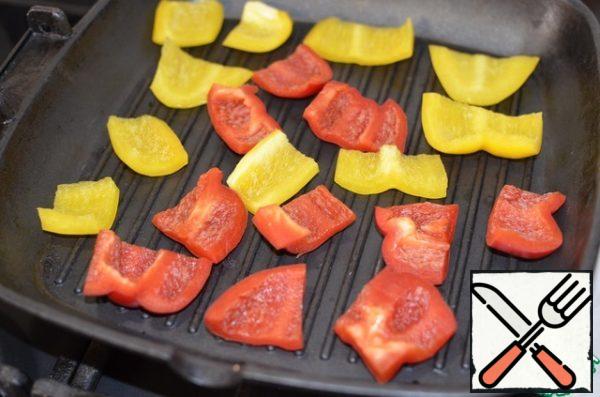 Fry the sweet pepper.