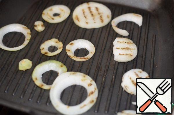 Cut the onion into rings, also fry in a grill pan.
