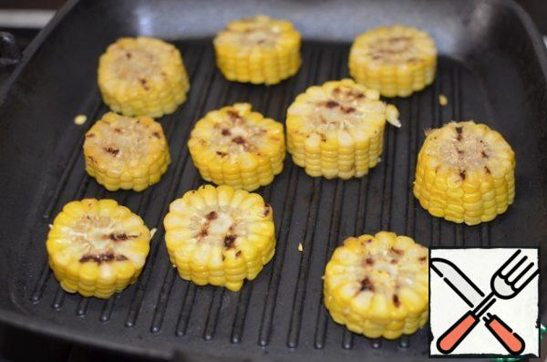 Cut boiled corn on the cob, and also fry in a pan grill.