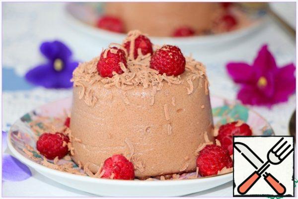 Before serving, turn the pudding on a serving plate, sprinkle with grated chocolate and decorate with fresh raspberries.