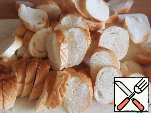 Bagels, buns or loaf cut into thin slices. If you are preparing a loaf, the slices will need to be cut into pieces about 3 cm in size.
