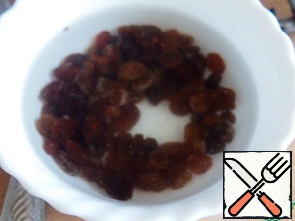 Rinse the raisins for a few minutes to soak in the boiling water.