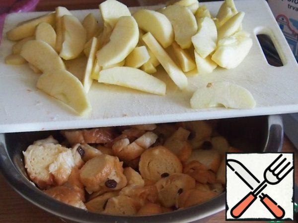 In a large bowl, mix the pieces of bread with the raisins thrown on a sieve, pour in the egg-milk mixture and leave for 10 minutes so that the liquid is absorbed into the bread. Meanwhile, peel the apples and cut them into thin slices.
