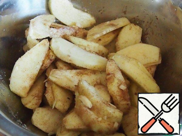 In another bowl, mix the apple slices with the remaining 25 grams of sugar, cinnamon and almonds.
