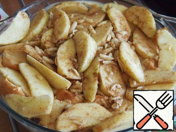 For the "test", lay out half of the apples, repeat the operation again. Pour rum on top. Instead of rum, you can use, for example, cognac or liqueur to taste. Place the mold in a preheated oven and bake at 170 degrees for about 30-40 minutes.
