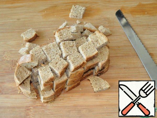I will immediately warn you that cooking according to this recipe in the heat, since we have +31 in the shadow of death.
I made it in the early morning when it was +25.
For cooking, you can take any bread according to availability and taste.
Cut the bread into cubes and brown on a baking sheet in a hot oven.