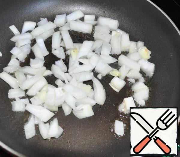 While the bread is drying, cut the onions into cubes
and fry in vegetable oil until transparent.