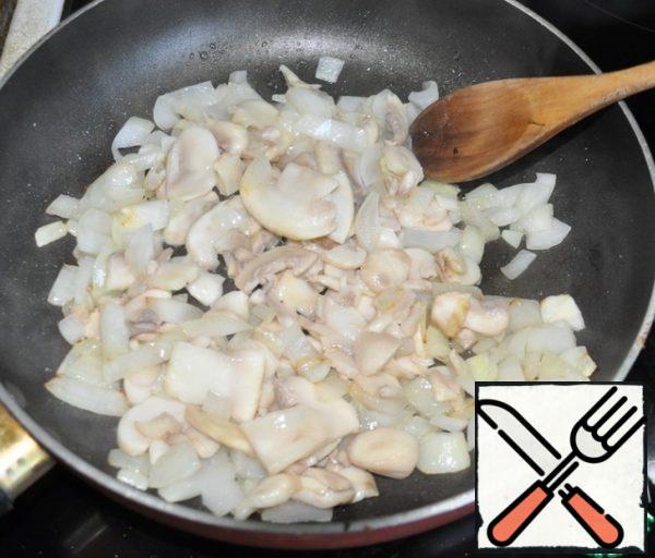 Add the cut mushrooms (I have ice cream)
or any other mushrooms according to availability and taste.
We have no mushrooms this year, all the fields are swimming, flooded.
People in the gardens caught carp.
Fry for a couple of minutes stirring.