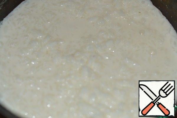 Then in a saucepan with a thick bottom pour the milk, I took melted, spread the rice out of the packet and boil the rice in a little milk.
Then let it cool down.