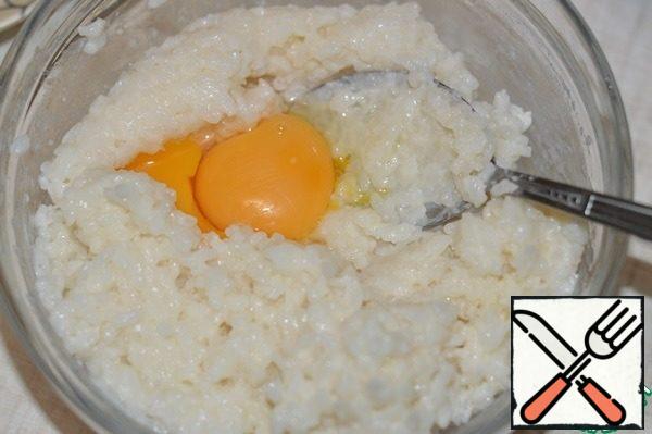 Then add sugar and yolks to the rice.
Stir.